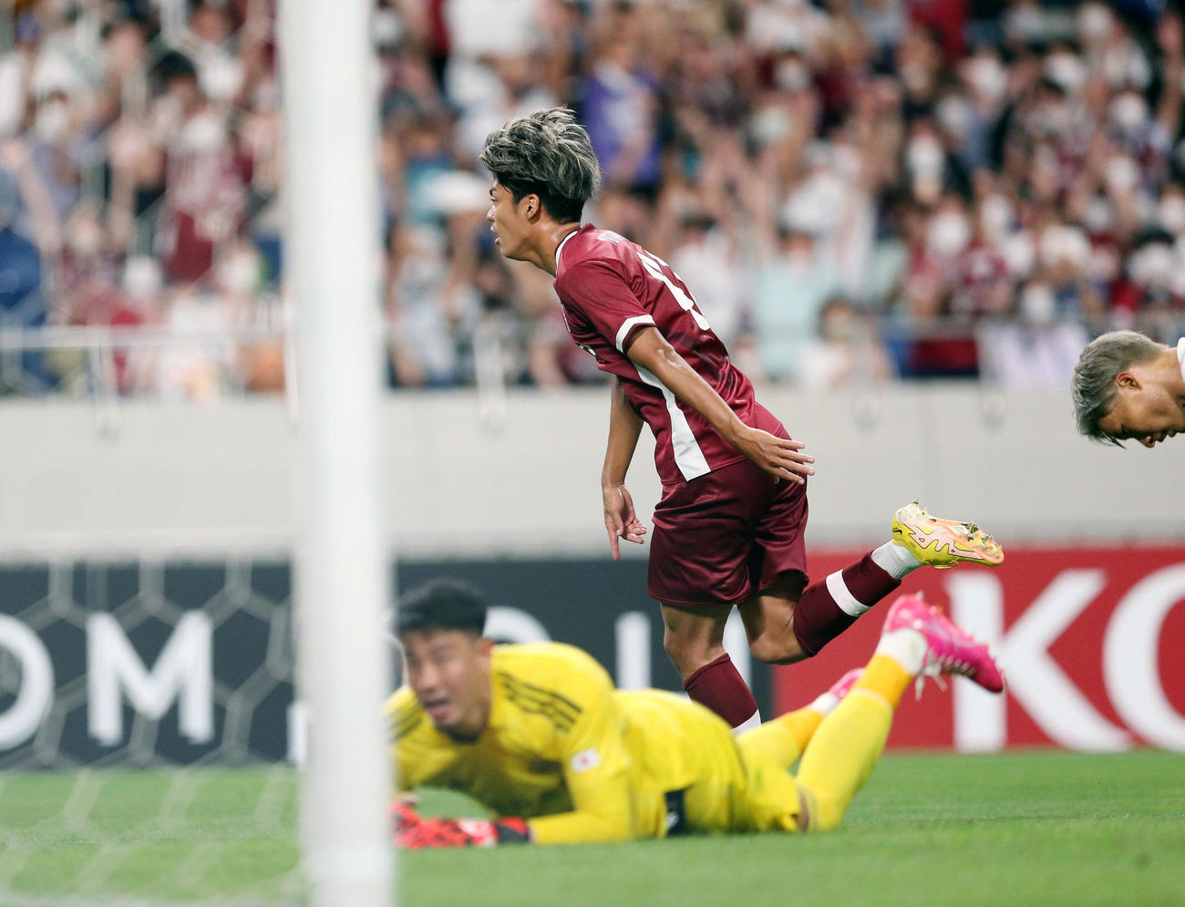 ACL神戸対横浜　後半、ゴールを決め走り出す神戸FW小田（中央）（撮影・宮地輝）