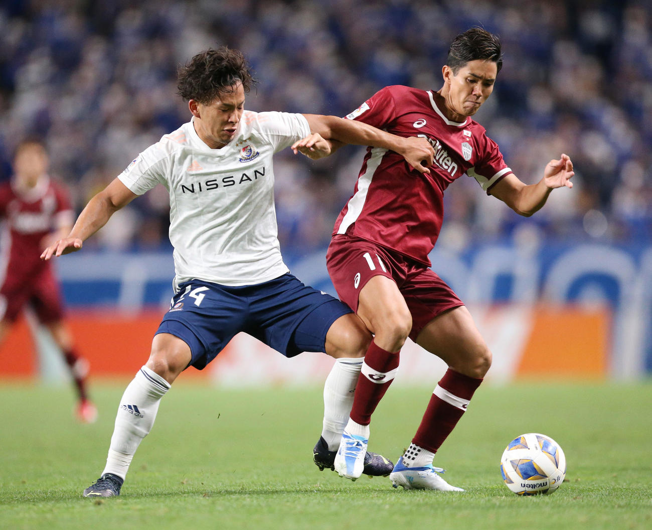 ACL神戸対横浜　後半、横浜DF岩田（左）からボールを守る神戸FW武藤（撮影・宮地輝）