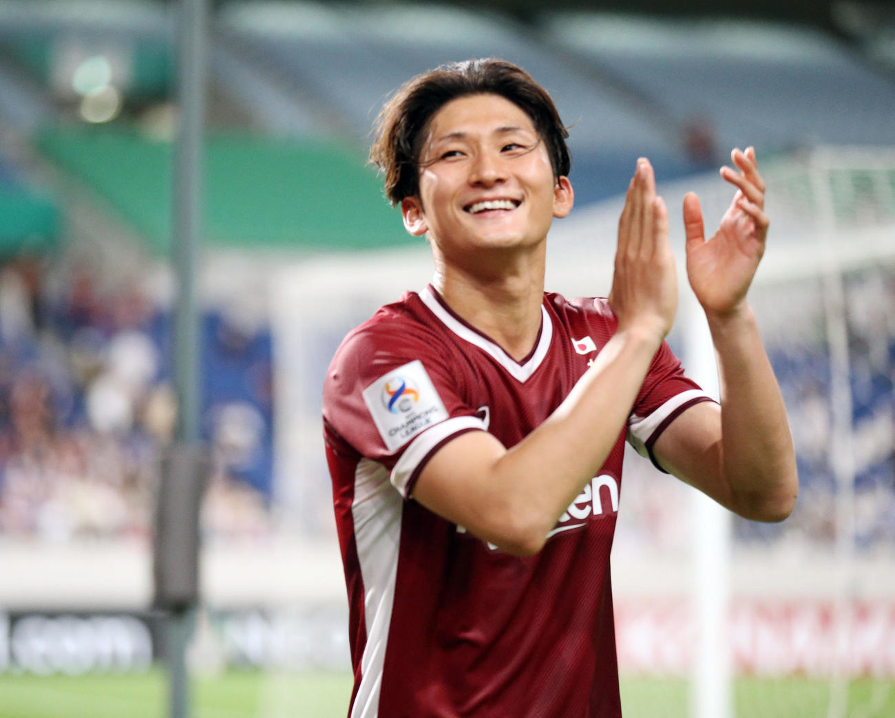 ACL神戸対横浜　勝利しサポーターへあいさつする神戸MF飯野（撮影・宮地輝）