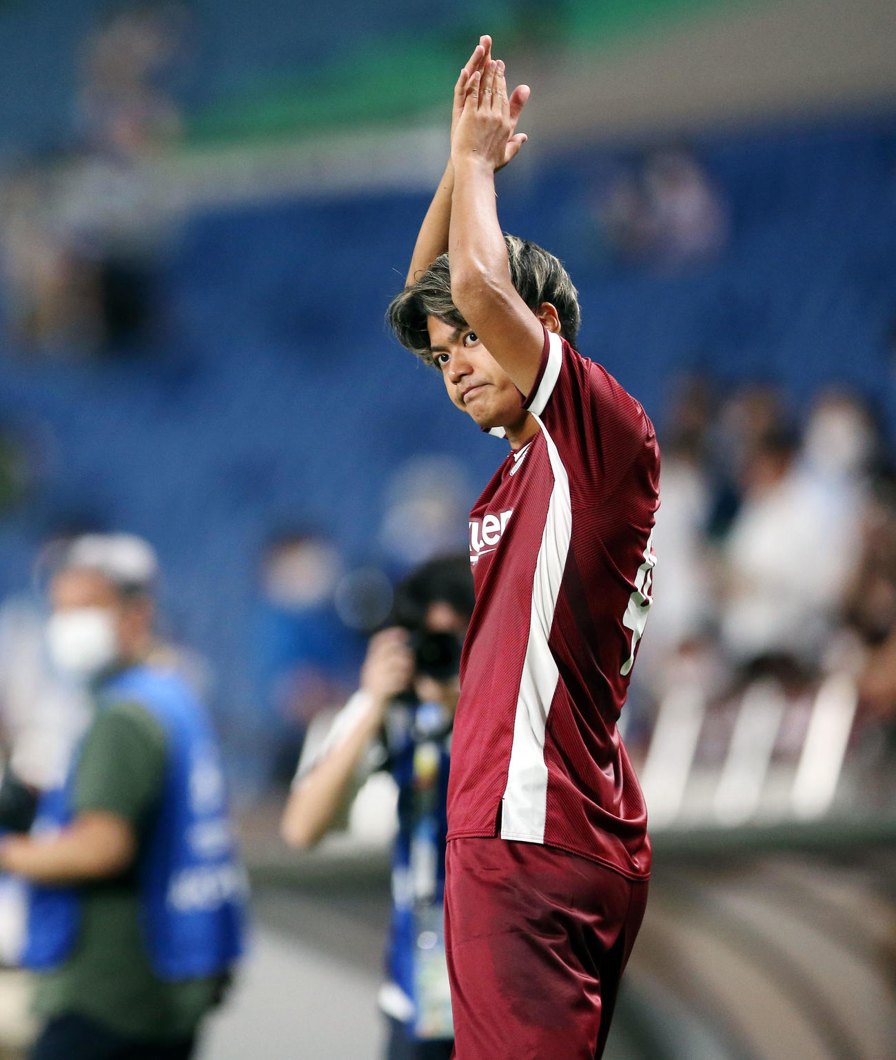 ACL神戸対横浜　勝利しサポーターへ拍手する神戸FW小田（撮影・宮地輝）