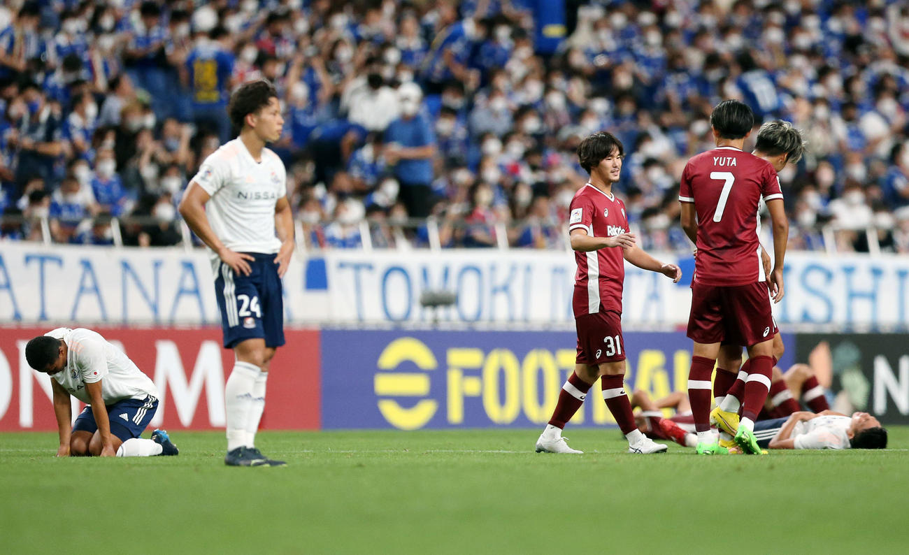ACL神戸対横浜　勝利し喜ぶ神戸の選手たちと敗れ倒れ込む横浜の選手たち（撮影・宮地輝）