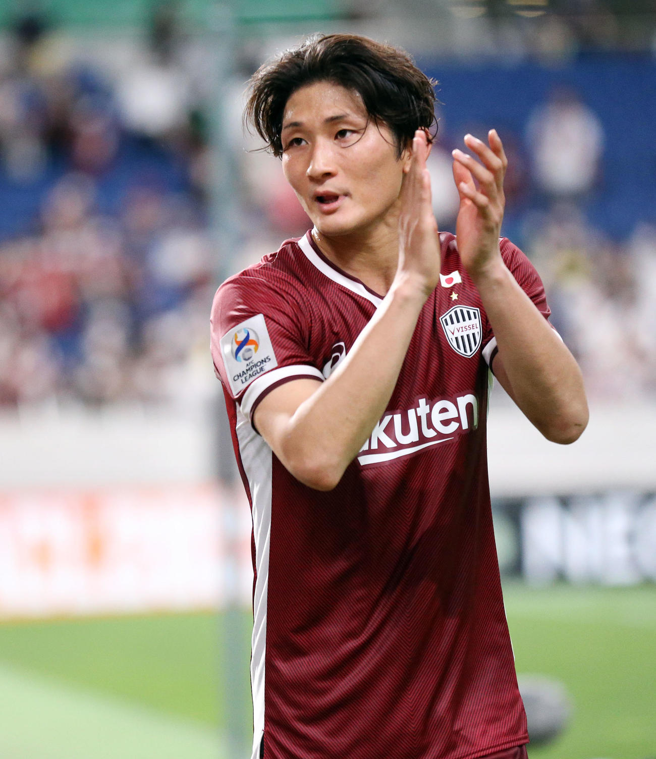 ACL神戸対横浜　勝利しサポーターへあいさつする神戸MF飯野（撮影・宮地輝）