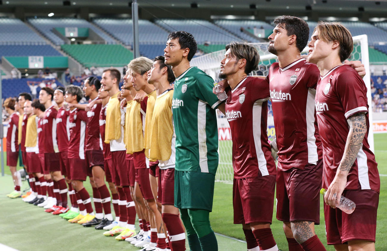 ACL神戸対横浜　横浜に勝利しサポーターと喜びを分かち合う神戸の選手たち（撮影・宮地輝）