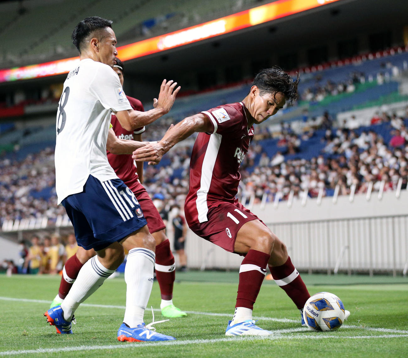 ACL神戸対横浜　後半、横浜MF水沼（左）からボールを守る神戸FW武藤（撮影・宮地輝）