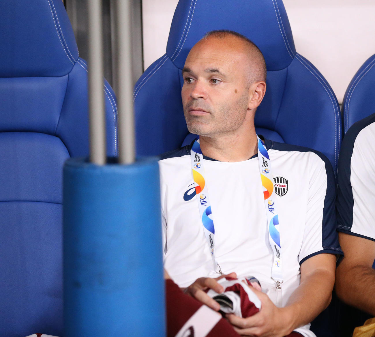 ACL神戸対横浜　ベンチスタートの神戸MFイニエスタ（右）（撮影・宮地輝）