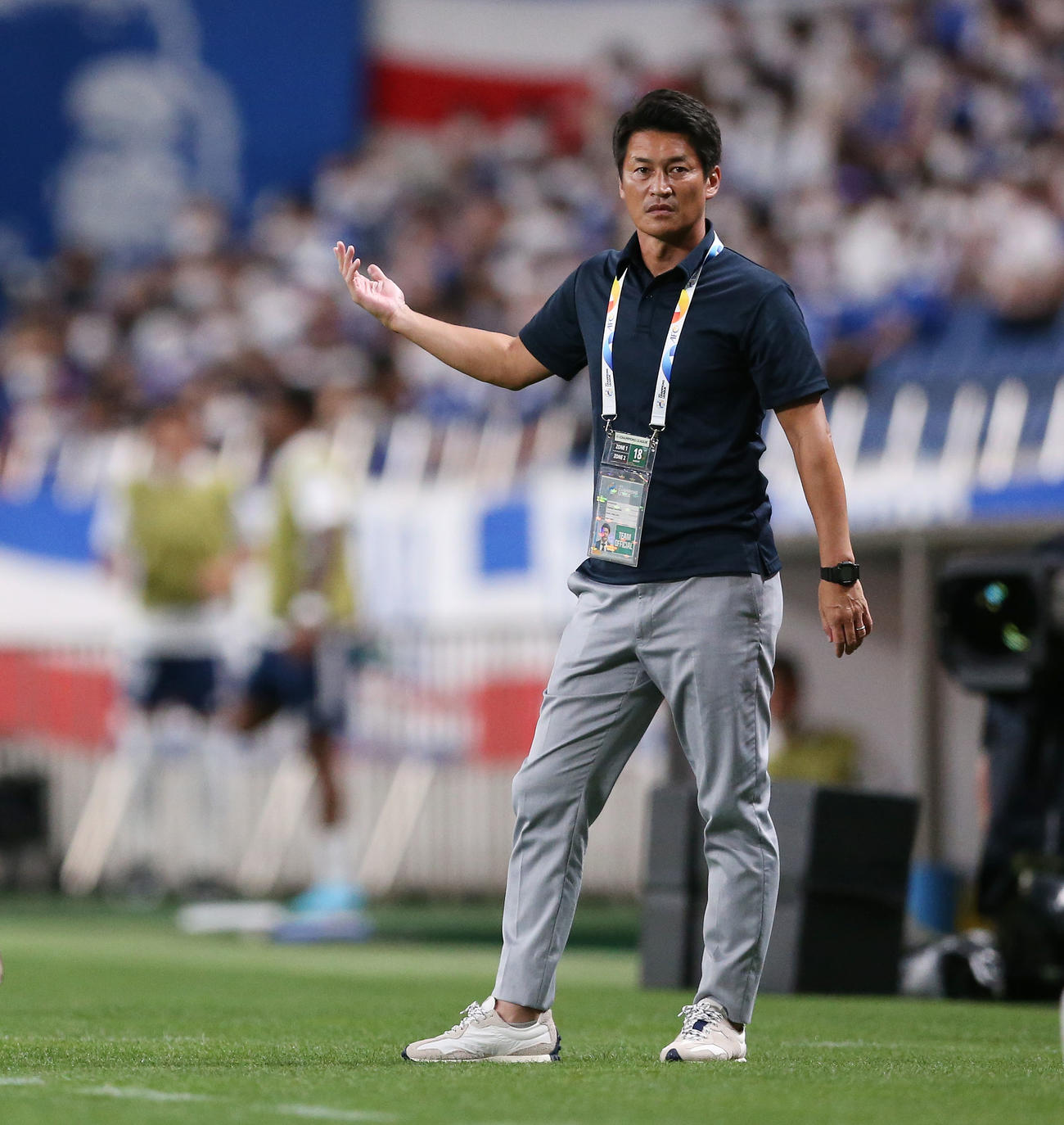 ACL神戸対横浜　前半、タッチライン沿いから指示を出す神戸吉田監督（撮影・宮地輝）