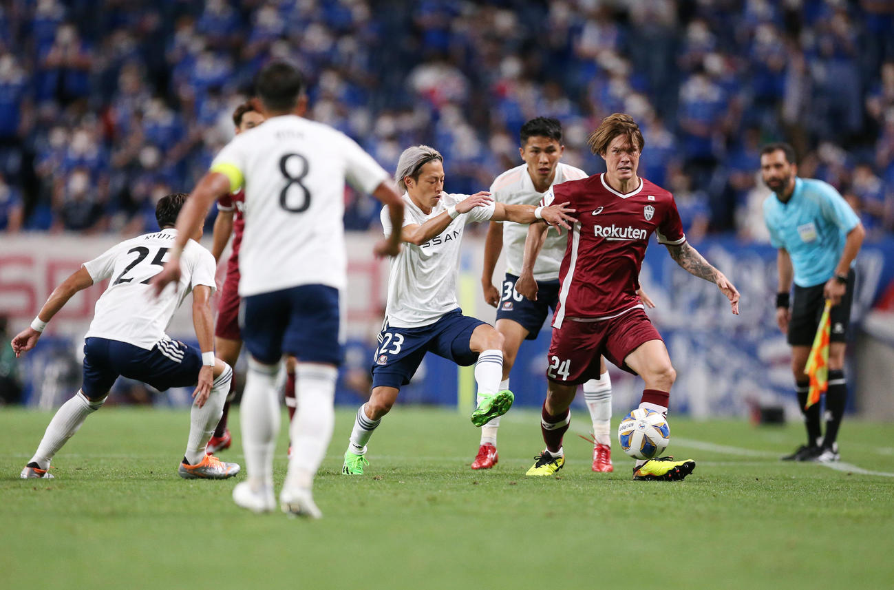 ACL神戸対横浜　後半、横浜FW仲川（中央）からボールを守る神戸DF酒井（右から2人目）（撮影・宮地輝）