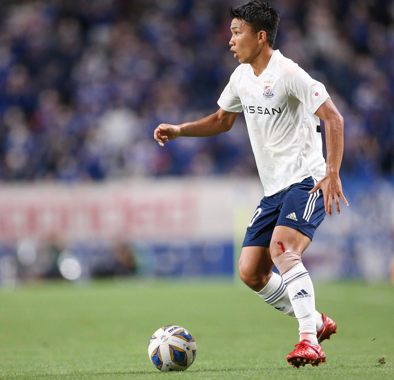 ACL神戸対横浜　前半、ドリブルでボールを運ぶ横浜FW西村（撮影・宮地輝）