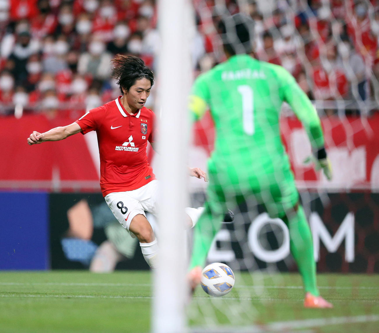 ACLジョホール対浦和　前半、浦和モーベルグのゴールをアシストする小泉（撮影・宮地輝）