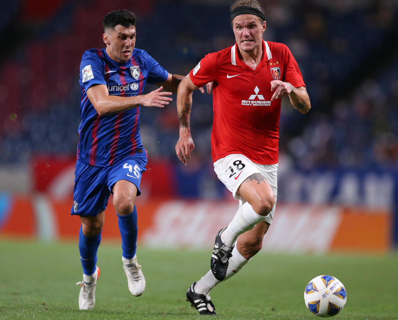 ACLジョホール対浦和　後半、ドリブル突破する浦和ショルツ（右）（撮影・宮地輝）