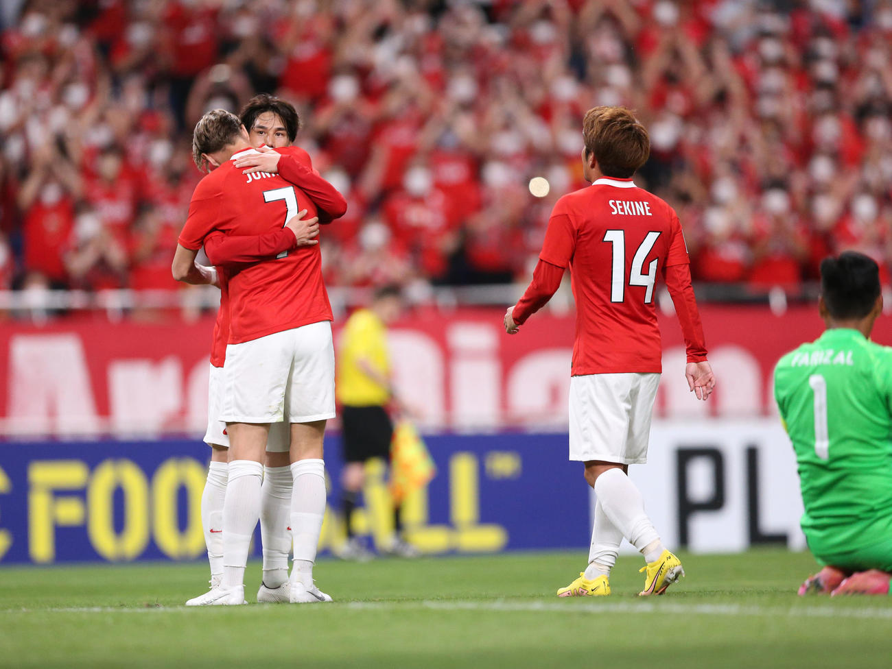 ACLジョホール対浦和　後半、ゴールを決めアシストした浦和江坂任とハグするキャスパー・ユンカー（撮影・宮地輝）