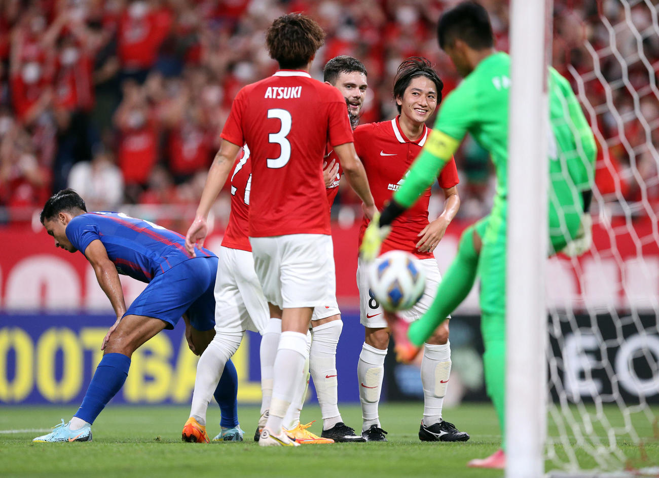 ACLジョホール対浦和　前半、ゴールを決めアシストした浦和小泉と喜ぶモーベルグ（撮影・宮地輝）