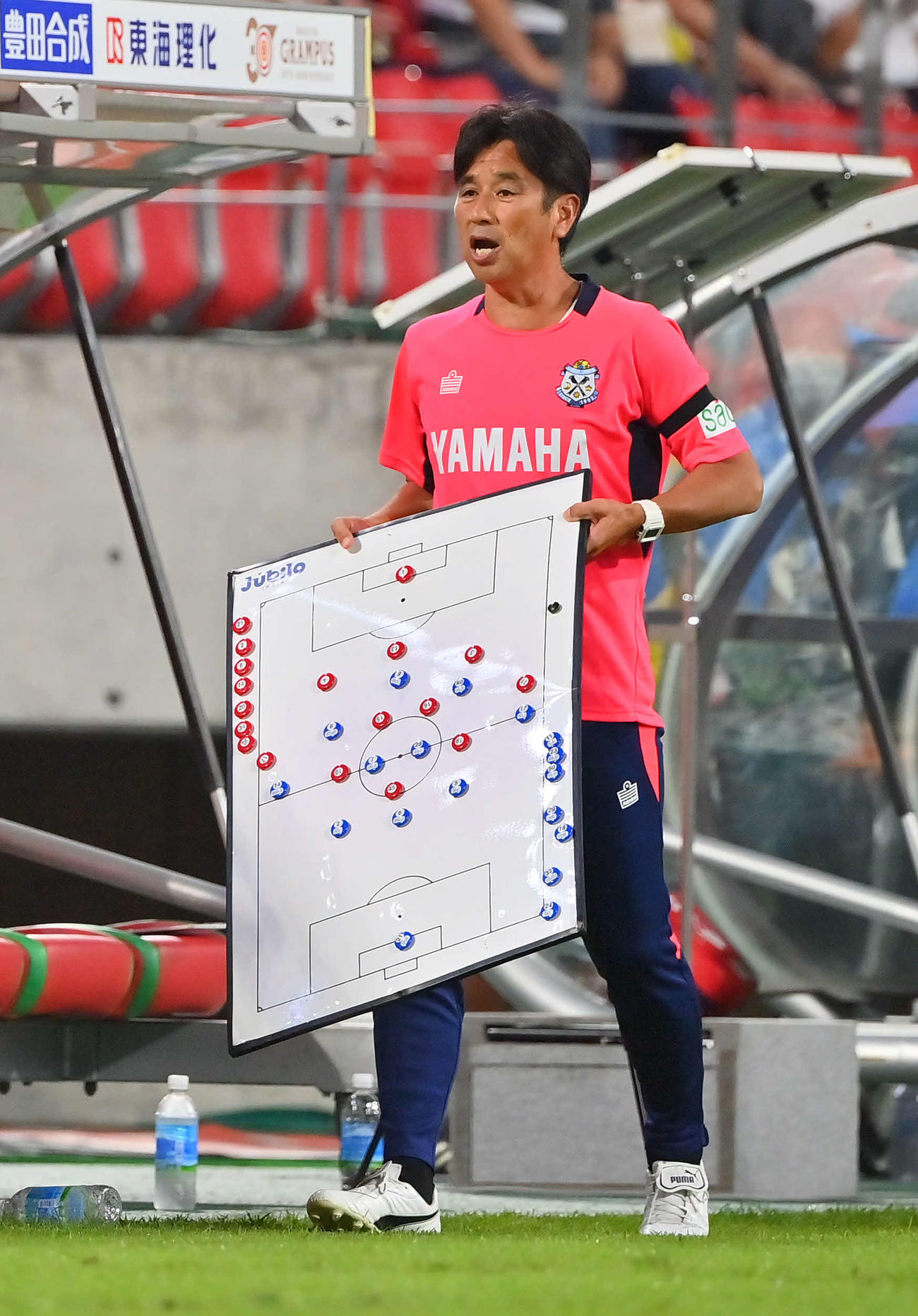 名古屋対磐田　後半、交代選手に戦術を伝えるためボードを持つ磐田渋谷監督（撮影・和賀正仁）
