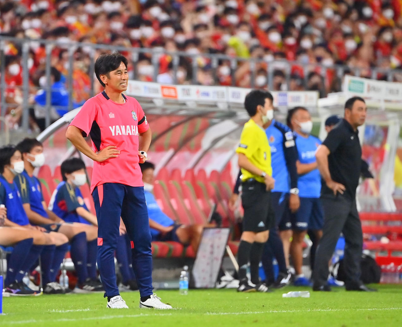 名古屋対磐田　試合終了の瞬間、残念そうな表情を浮かべる磐田渋谷監督、右奥は名古屋長谷川監督（撮影・和賀正仁）
