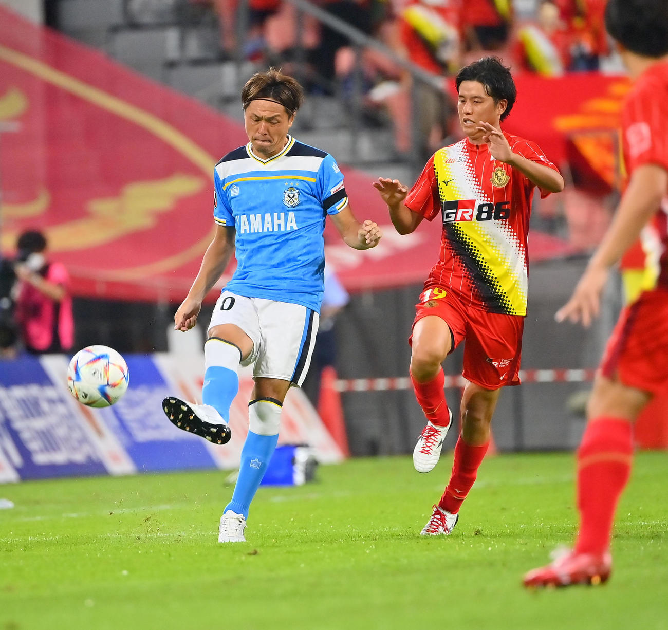 名古屋対磐田　後半、ゴール前にパスを出す磐田遠藤（撮影・和賀正仁）