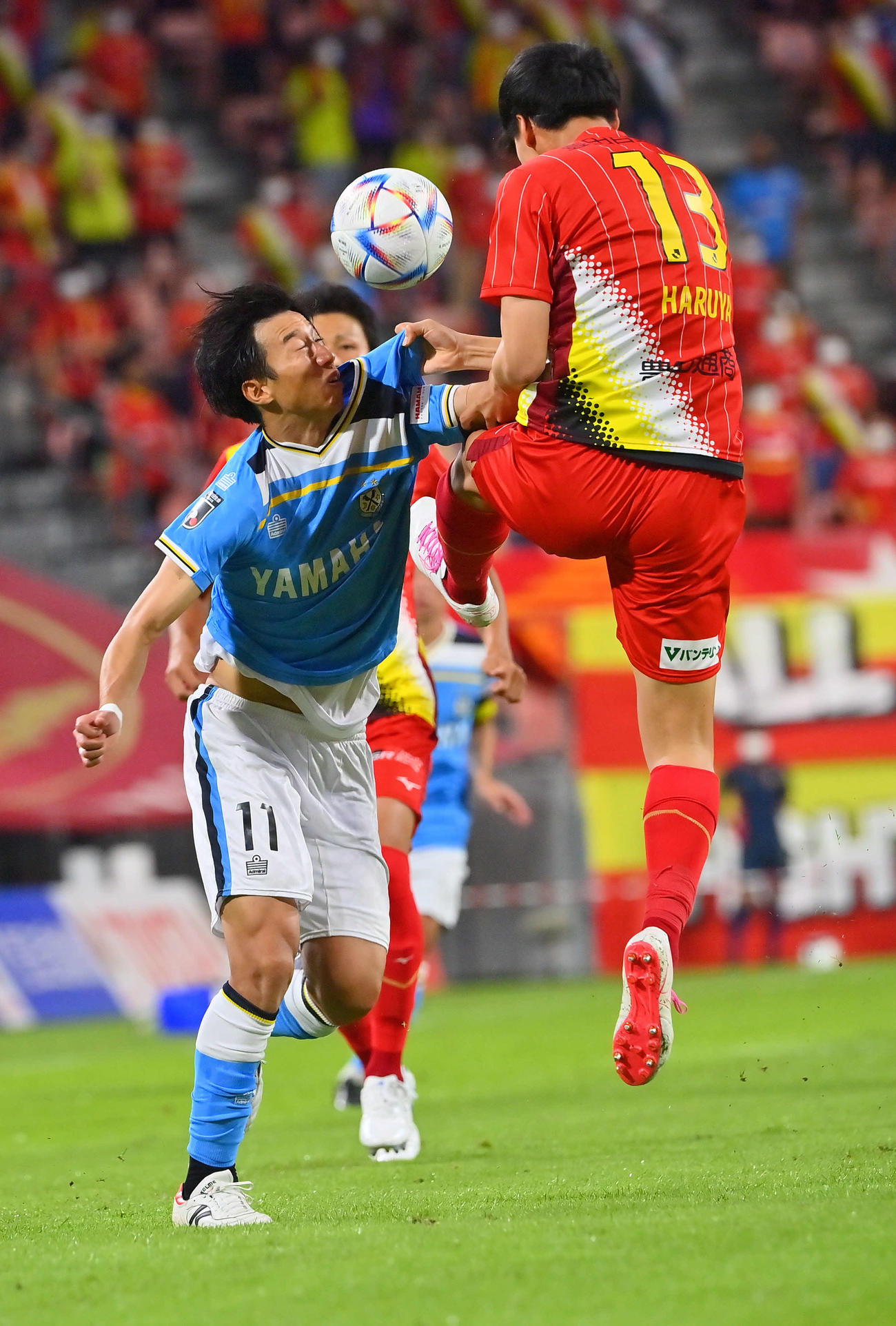 名古屋対磐田　後半、名古屋藤井（右）と激しく競り合う磐田大津（撮影・和賀正仁）