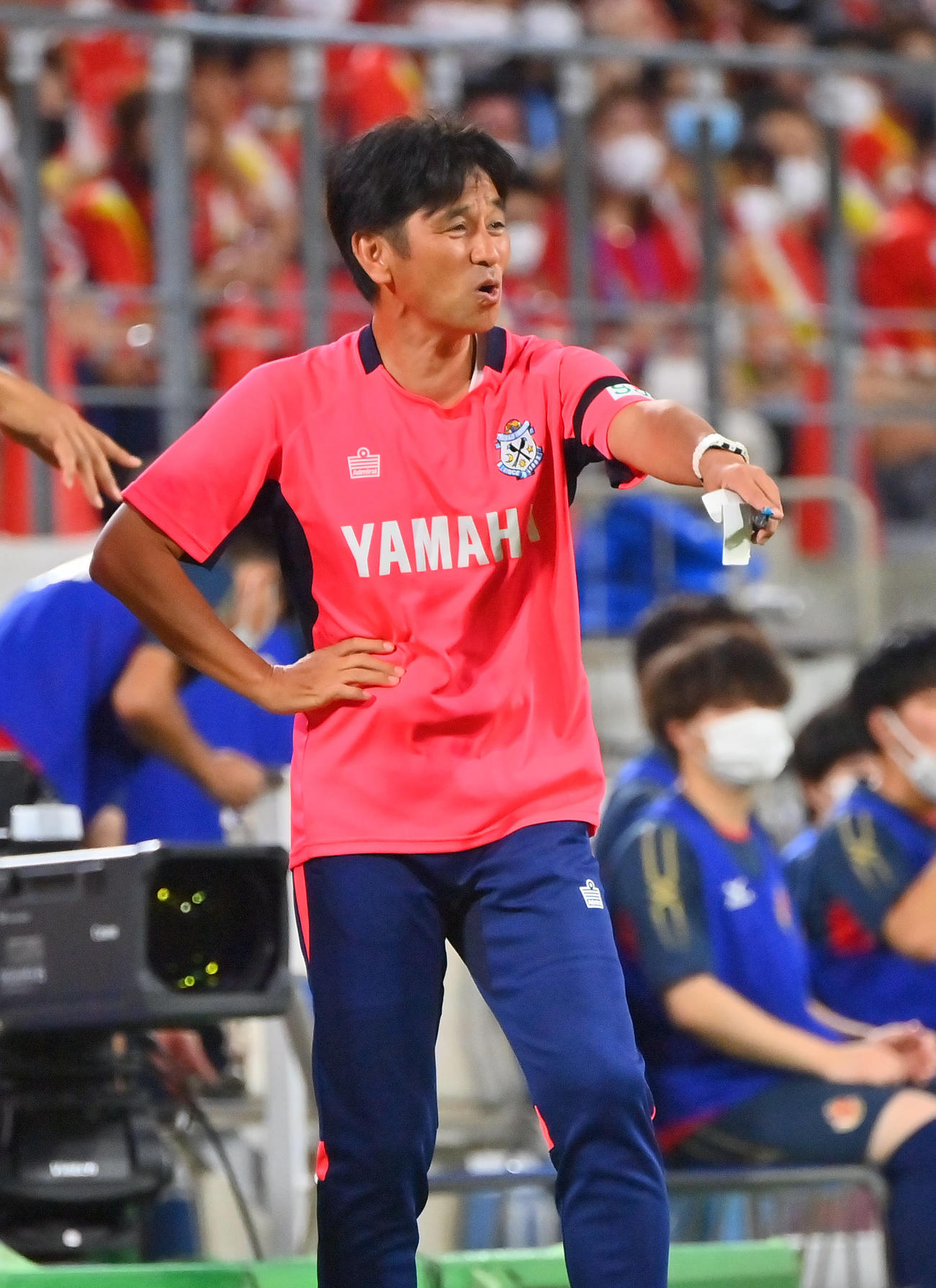 名古屋対磐田　ピッチサイドに立ち戦況を見つめる磐田・渋谷監督（撮影・和賀正仁）