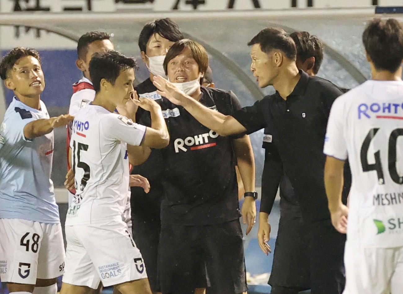 広島対G大阪　前半　勝ち越しゴールを決めたG大阪斉藤（左から2人目）を迎えるG大阪松田監督（右から2人目）（撮影・加藤孝規）