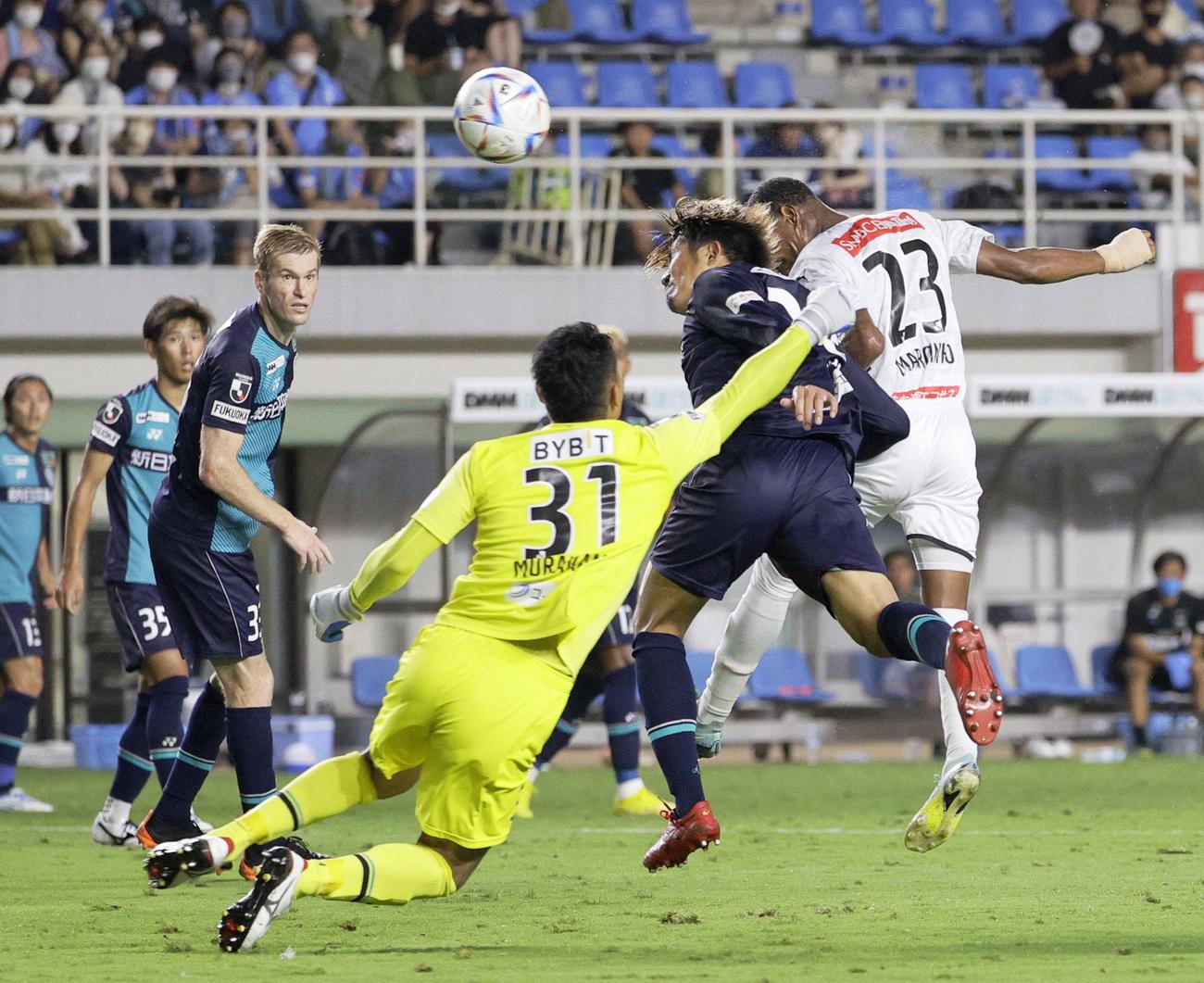 後半、ハットトリックとなるゴールを決める川崎Ｆマルシーニョ（右端）。GK村上（共同）
