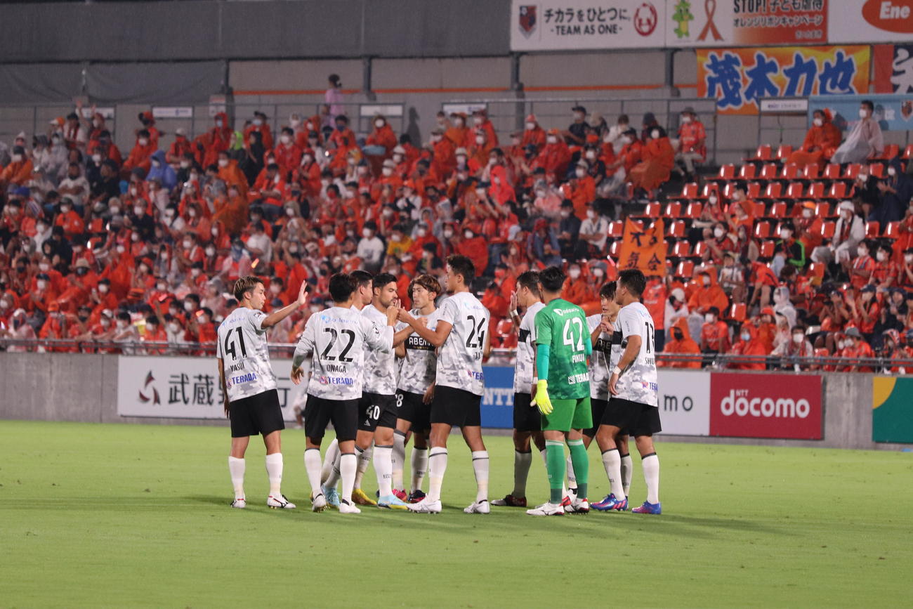 大宮対町田　試合前に円陣を組む町田ゼルビアの選手たち（撮影・星夏穂）