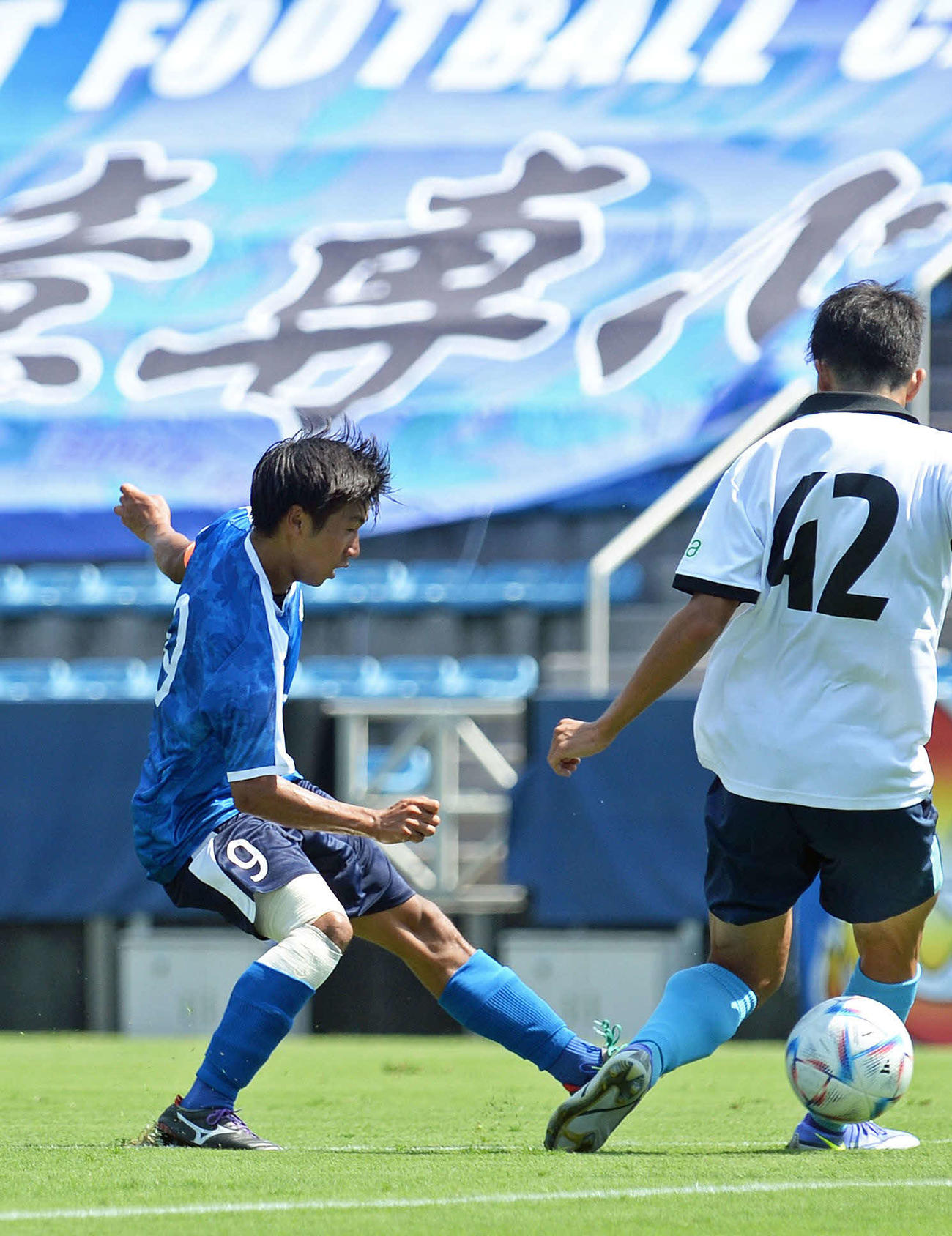 前半、同点ゴールを決める磐田東MF港