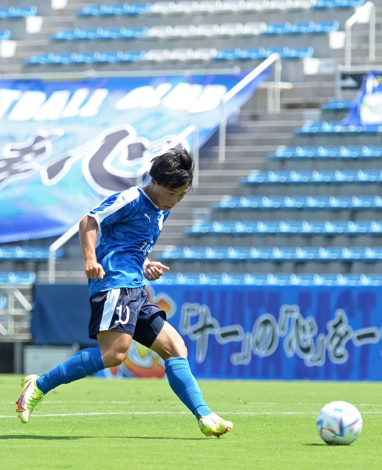 前半、チーム2点目を決める磐田東FW谷野