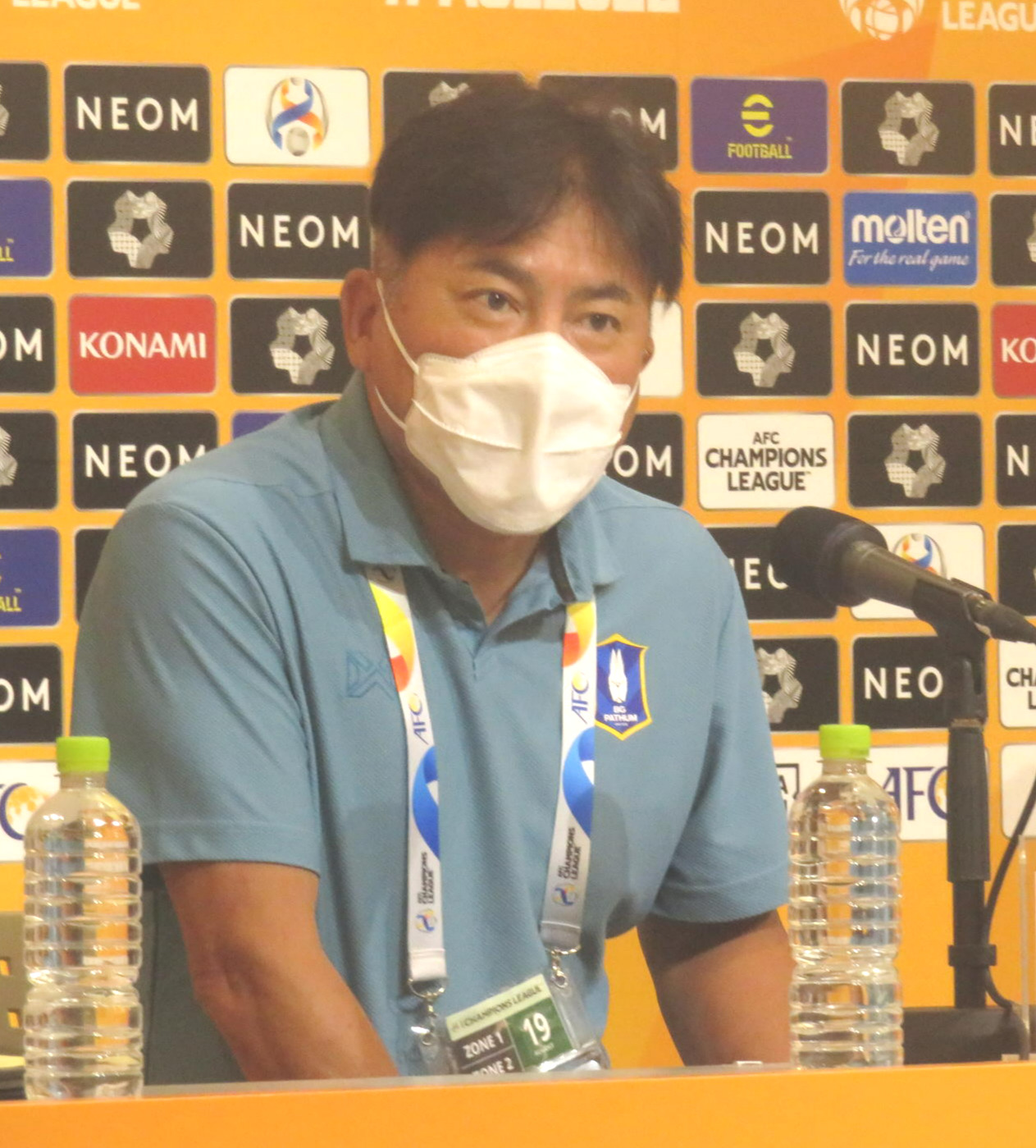 ACL準々決勝・浦和戦に向けた公式会見に臨むBGパトゥム手倉森誠監督（撮影・磯綾乃）