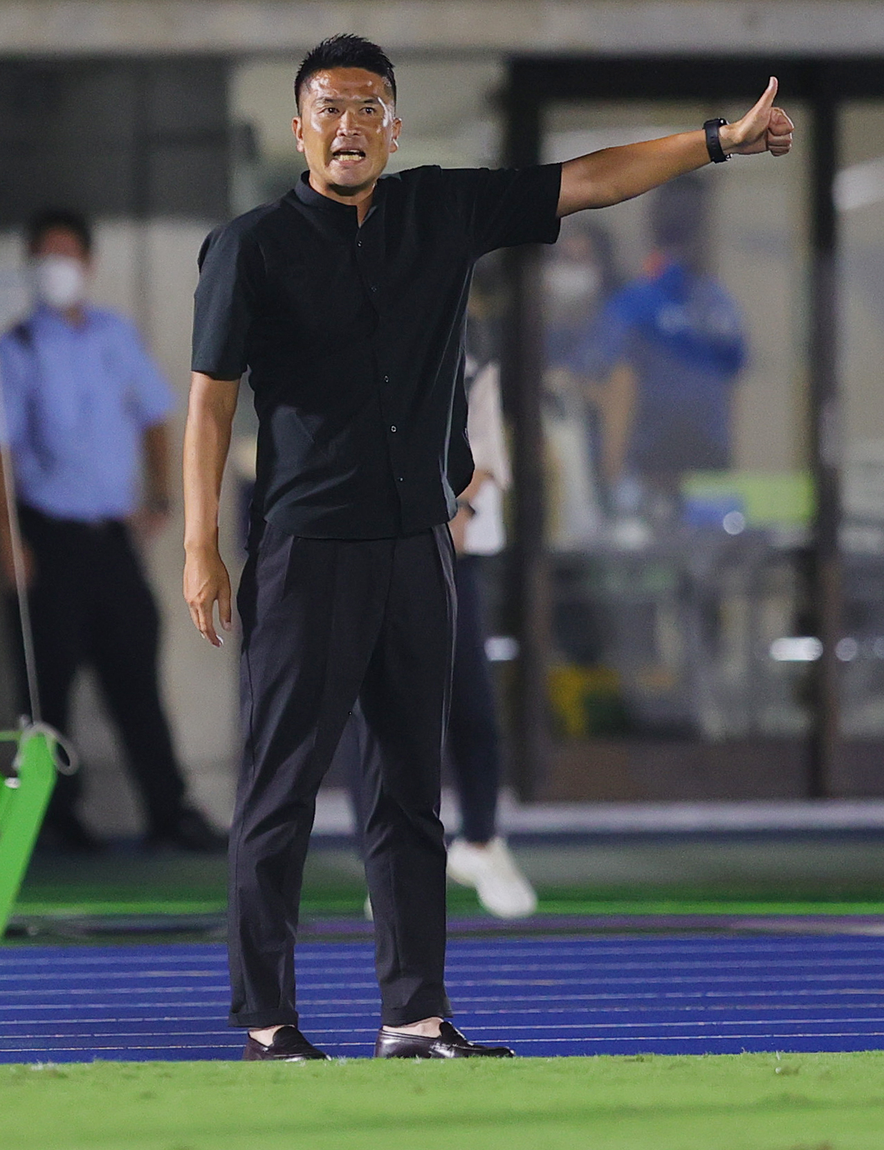 湘南対鹿島　選手に指示を出す鹿島岩政監督（撮影・野上伸悟）