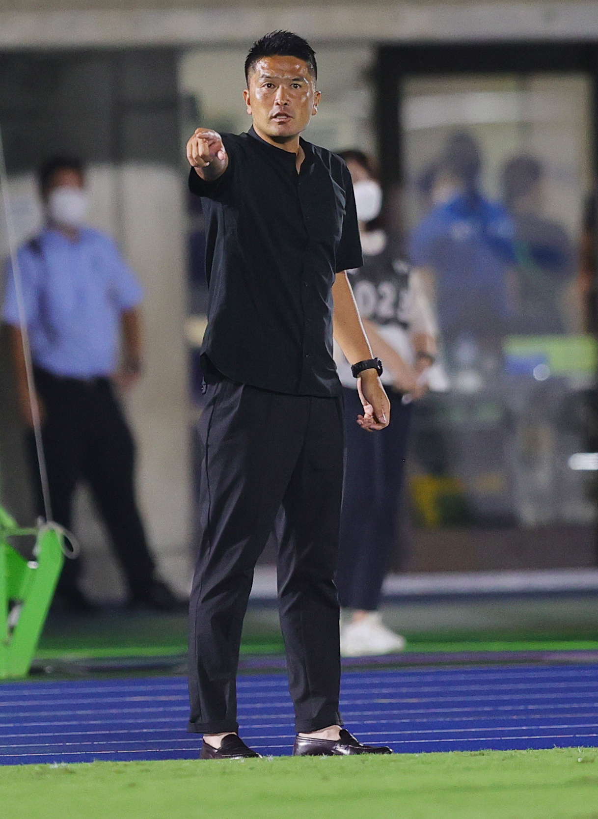 湘南対鹿島　選手に指示を出す鹿島岩政監督（撮影・野上伸悟）