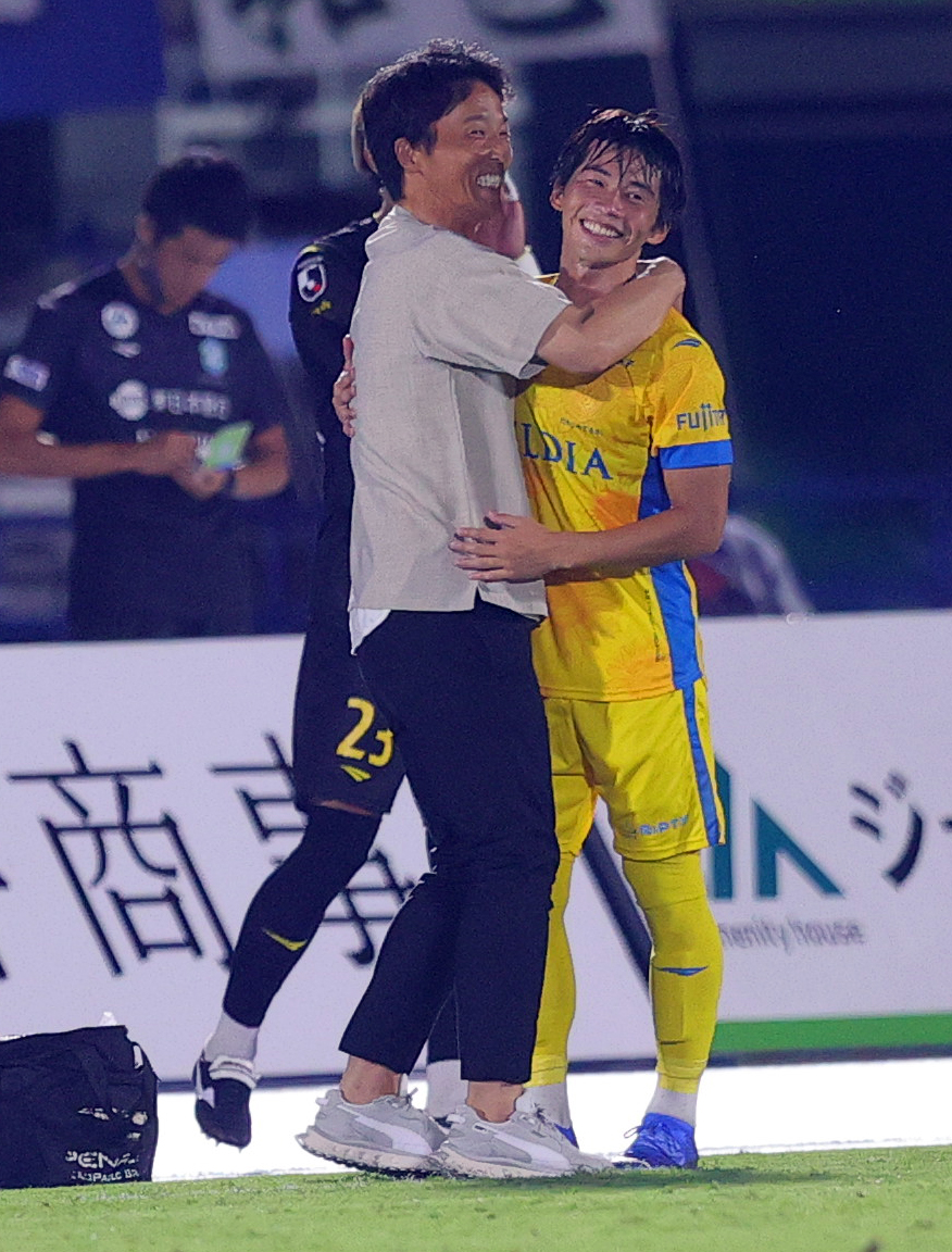 湘南対鹿島　後半、ゴールを決め山口監督（左）と喜ぶ瀬川（撮影・野上伸悟）