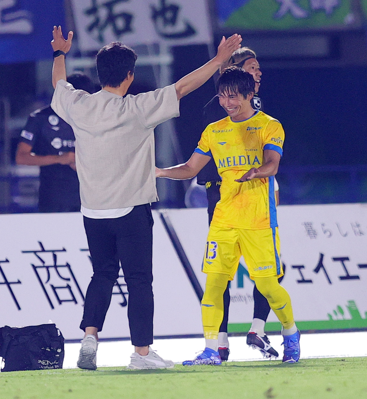湘南対鹿島　後半、ゴールを決め山口監督（左）と喜ぶ瀬川（撮影・野上伸悟）
