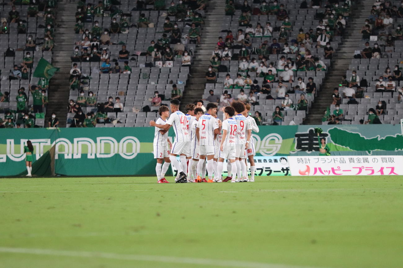 東京V対甲府　後半開始前に円陣を組むヴァンファーレ甲府の選手たち（撮影・星夏穂）