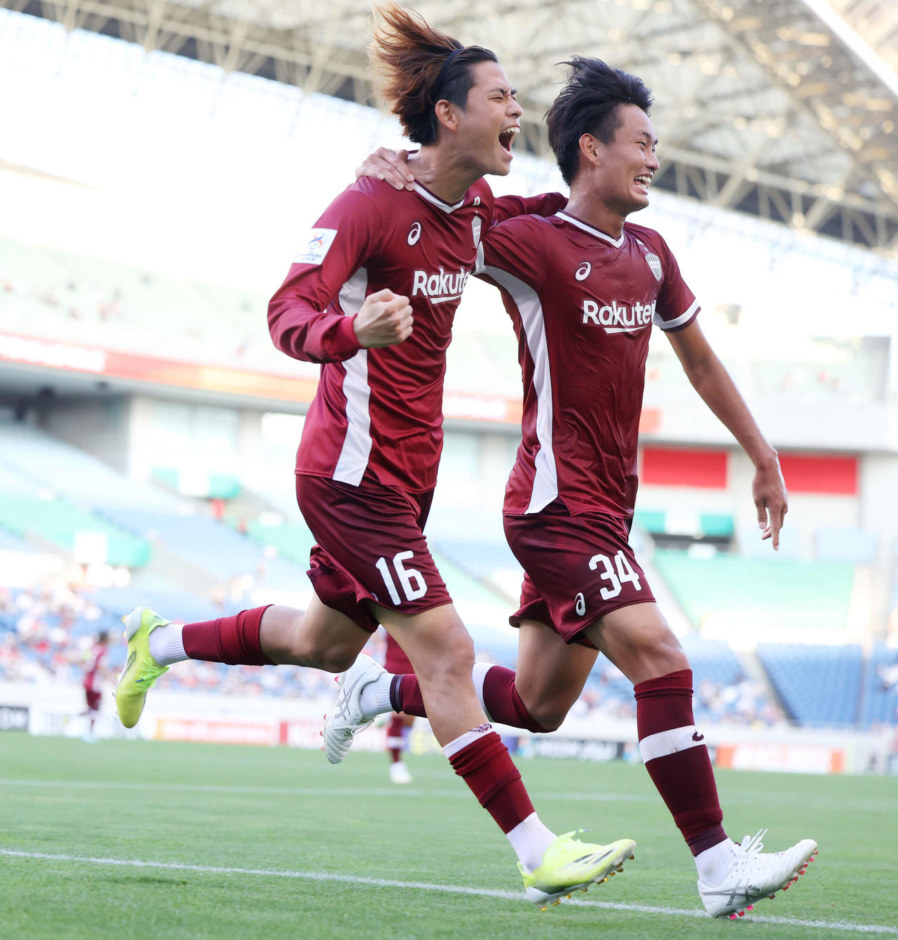 神戸対全北現代　後半、先制ゴールを決めガッツポーズする神戸汰木（左）と尾崎（撮影・河田真司）