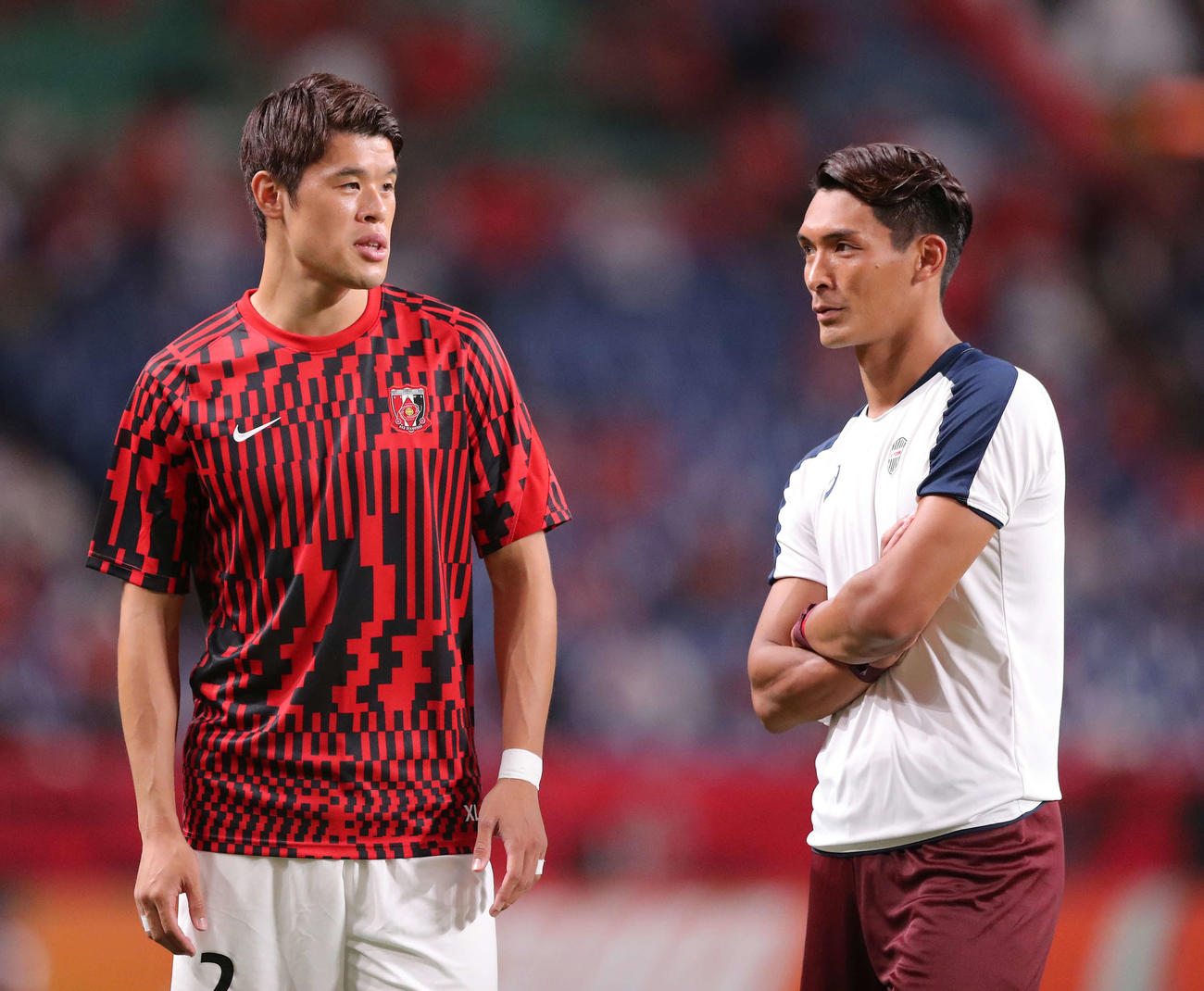 神戸対全北　試合を終え、浦和酒井（左）と言葉を交わす神戸槙野（撮影・河田真司）