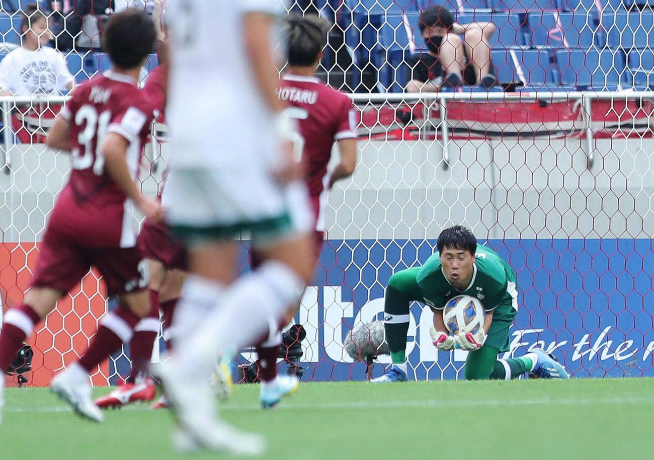 神戸対全北現代　前半、ボールを止める神戸GK前川（撮影・河田真司）