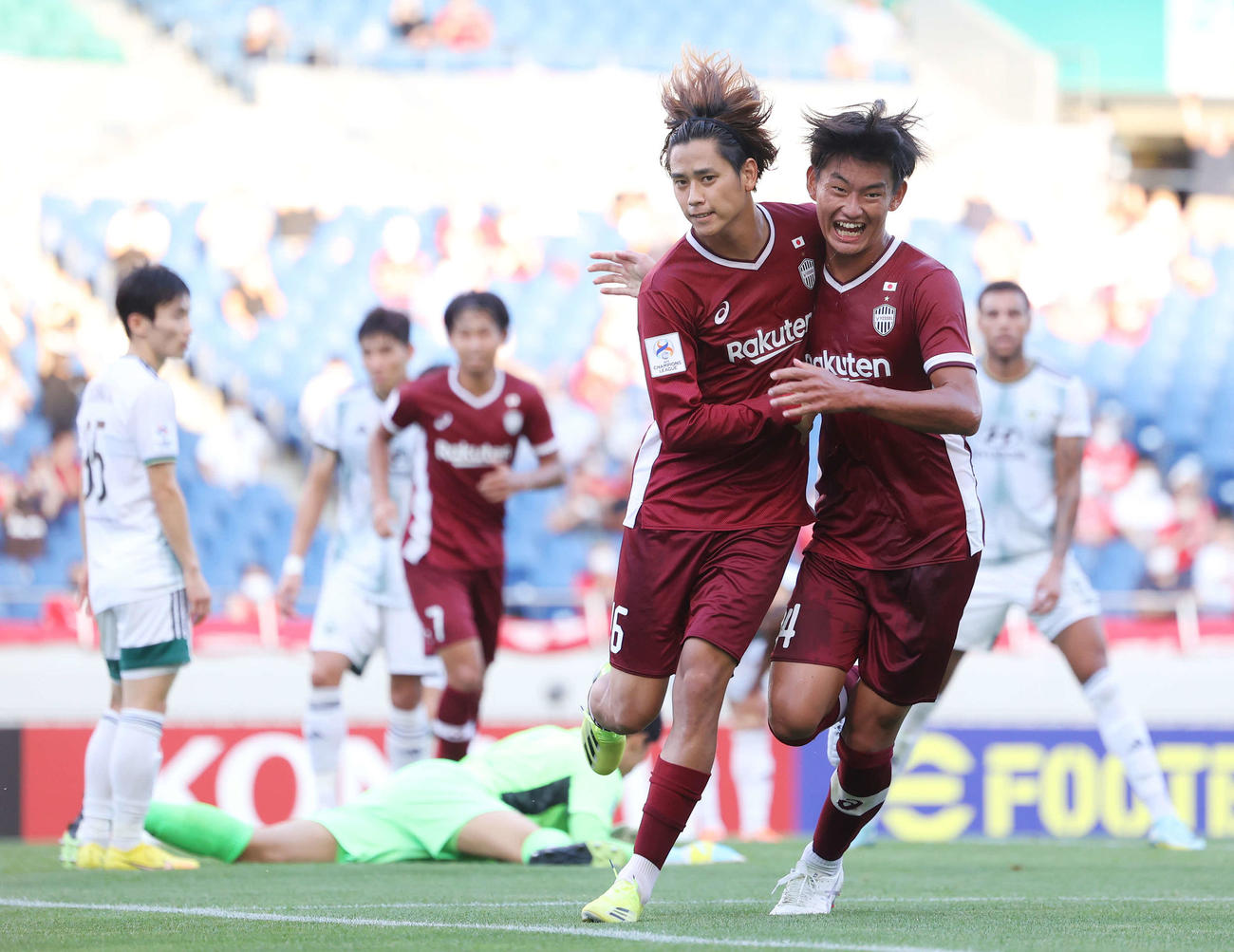 神戸対全北現代　後半、先制ゴールを決め、ベンチに向かい走り出す神戸汰木（手前左）。右は尾崎（撮影・河田真司）