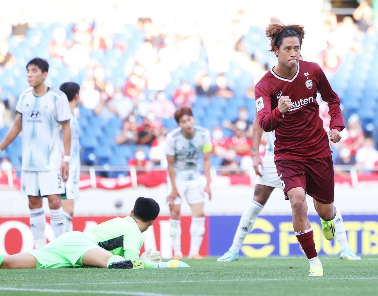神戸対全北現代　後半、先制ゴールを決めガッツポーズする神戸汰木（手前右）（撮影・河田真司）
