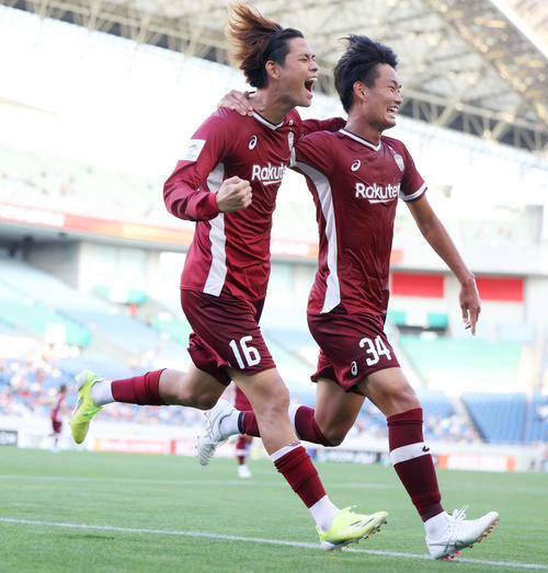 神戸対全北現代　後半、先制ゴールを決めガッツポーズする神戸汰木（左）と尾崎（撮影・河田真司）