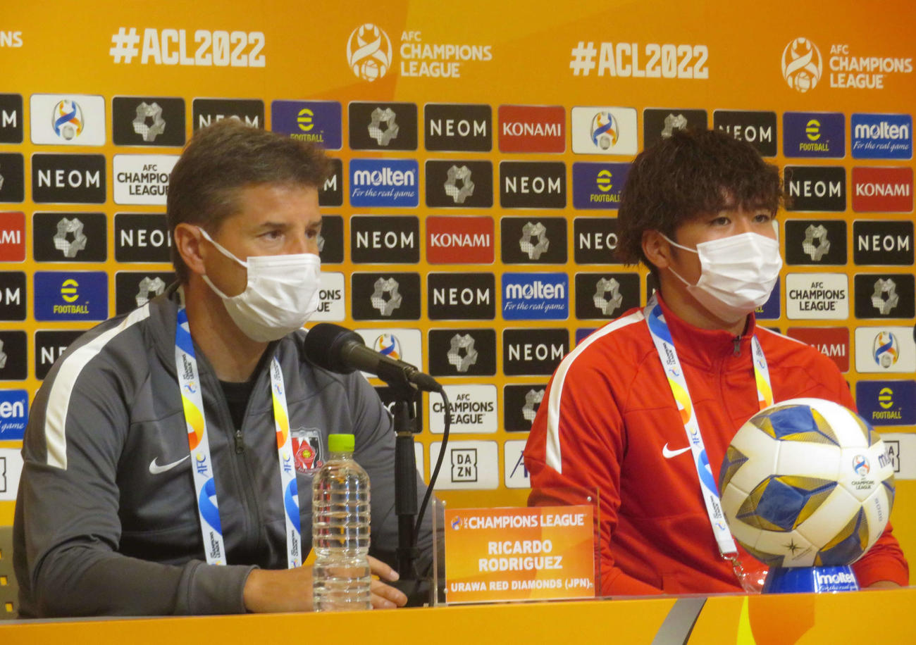 BGパトゥムとのACL準々決勝に向けた公式会見に臨んだ、浦和ロドリゲス監督（左）と伊藤（撮影・磯綾乃）