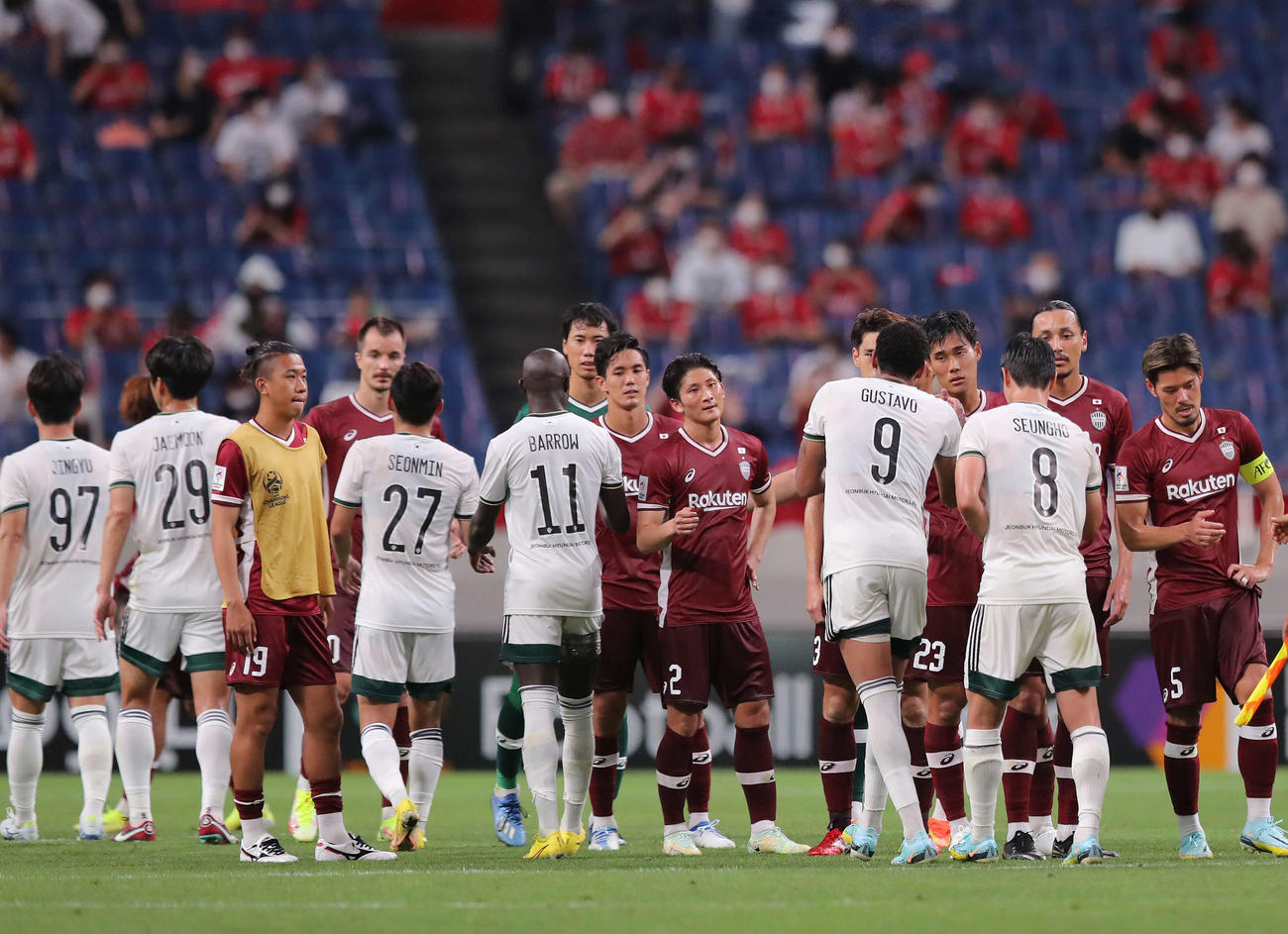 神戸対全北　試合を終え、全北の選手たち（手前）と握手を交わす神戸の選手（撮影・河田真司）