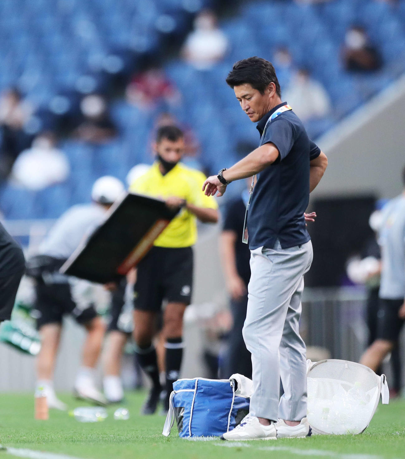 神戸対全北　延長前半、時計を見つめる神戸吉田監督（撮影・河田真司）