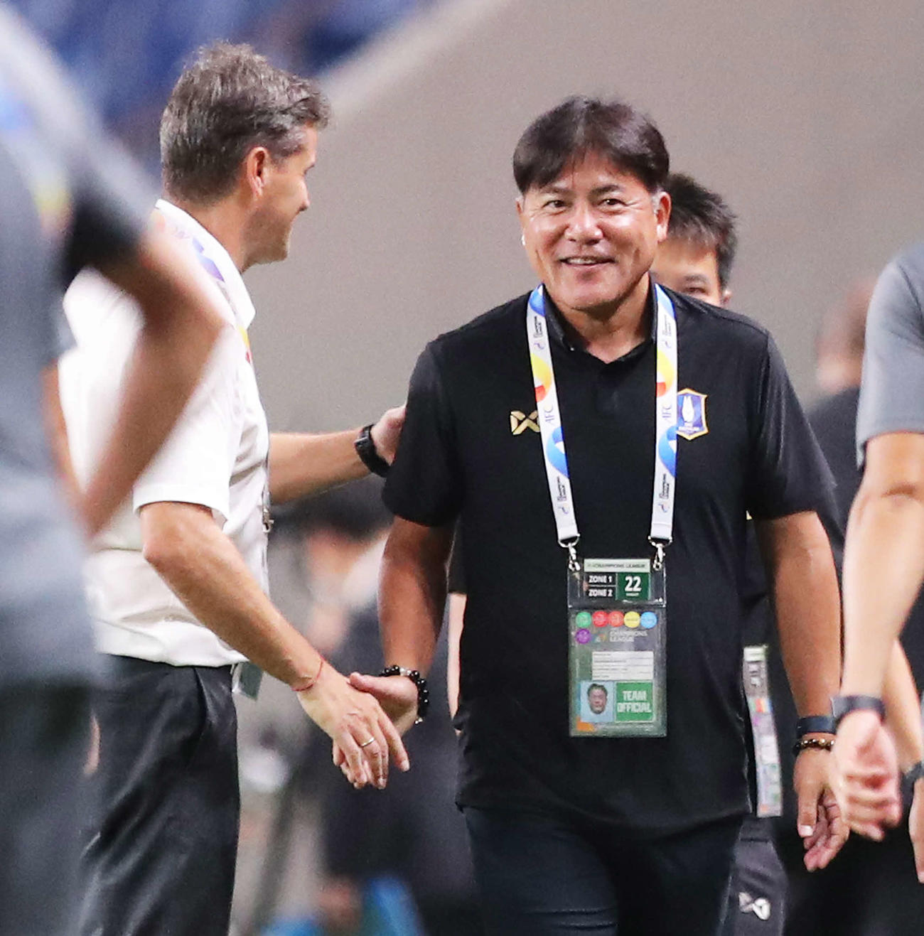 浦和対BGパトゥム　試合を終え、浦和ロドリゲス監督（左）と笑顔で握手を交わすBGパトゥム手倉森監督（撮影・河田真司）