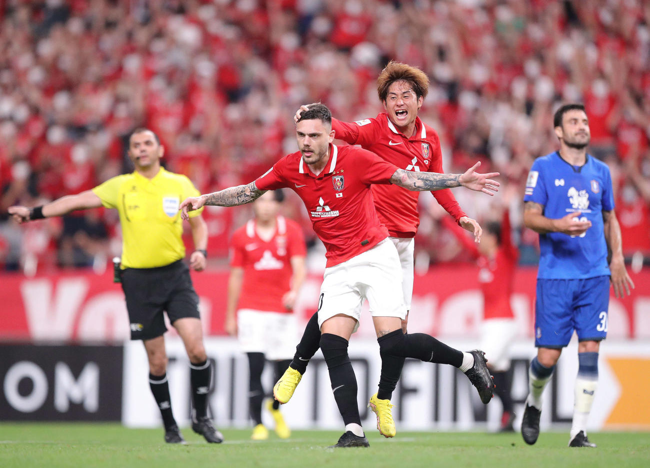 浦和対BGパトゥム　前半、先制ゴールを決め両手を広げる浦和モーベルグ（手前）（撮影・河田真司）