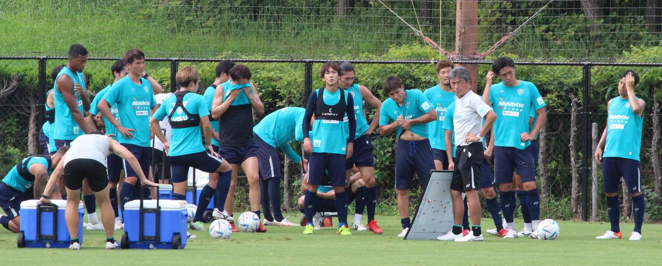 練習中メニューの説明を受けるJ1福岡の選手たち（撮影・菊川光一）
