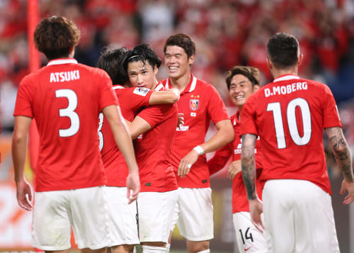 浦和対全北　前半、ゴールを決めチームメートと喜ぶ浦和松尾（左から3人目）（撮影・宮地輝）