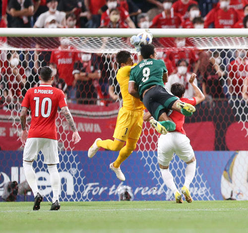 浦和対全北　前半、全北グスタボと衝突する浦和西川（撮影・宮地輝）