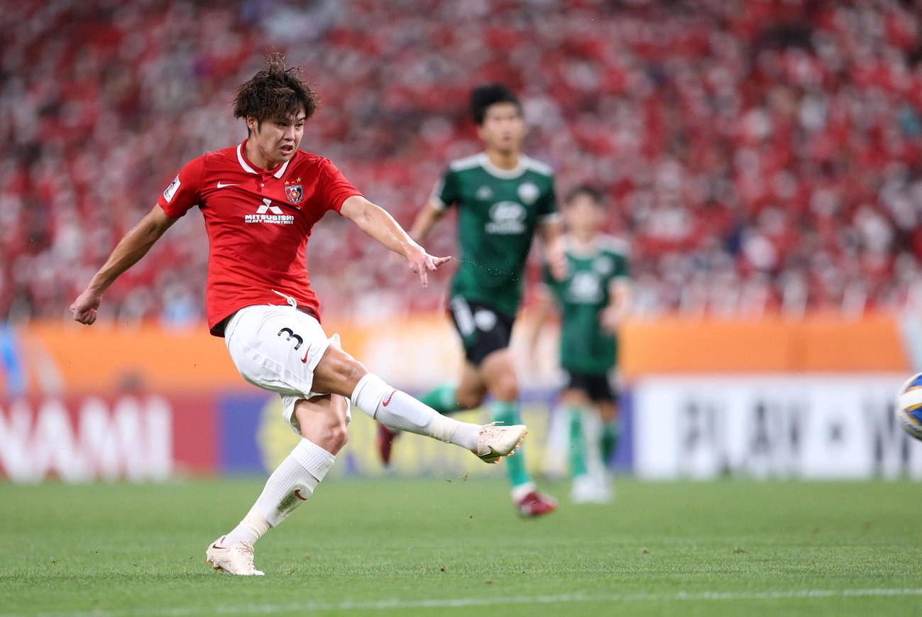 浦和対全北　前半、シュートを放つ伊藤（撮影・宮地輝）