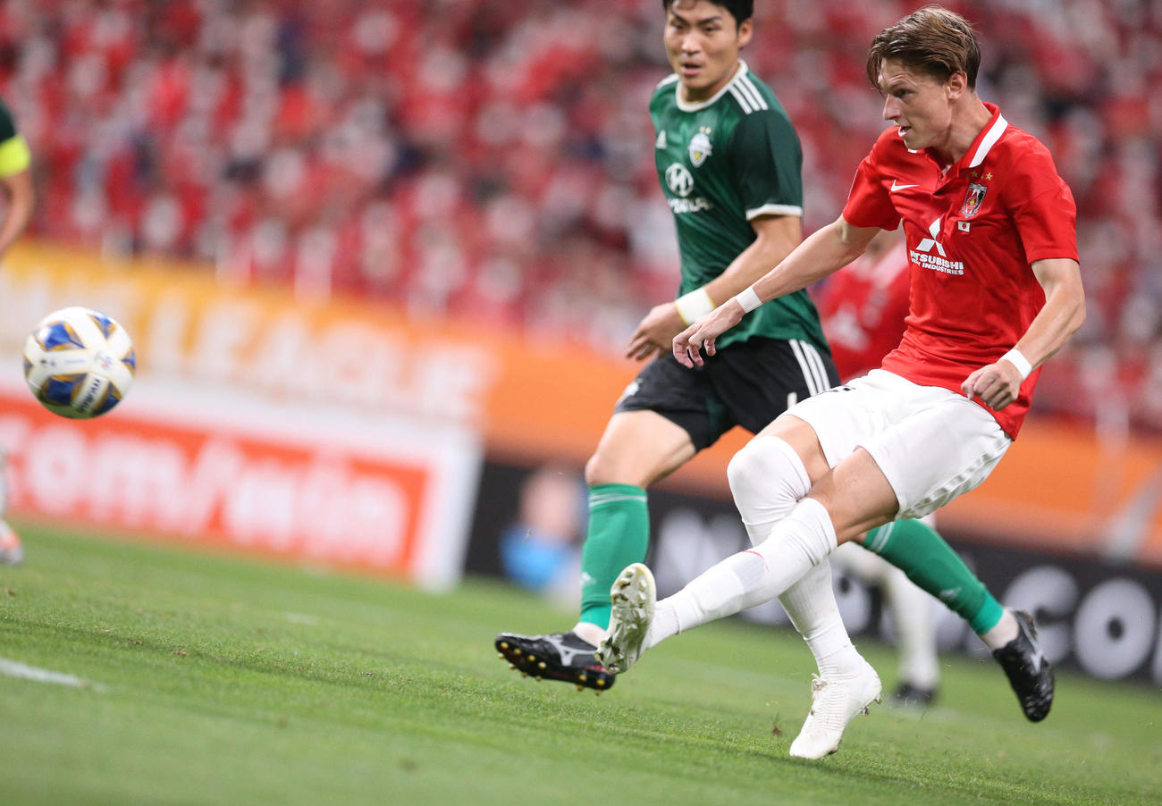 浦和対全北　後半、シュートを放つ浦和ユンカー（撮影・宮地輝）