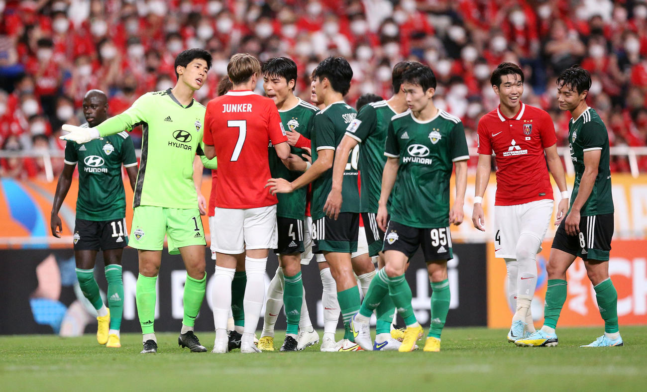 浦和対全北　後半、エキサイトする両クラブの選手たち（撮影・宮地輝）