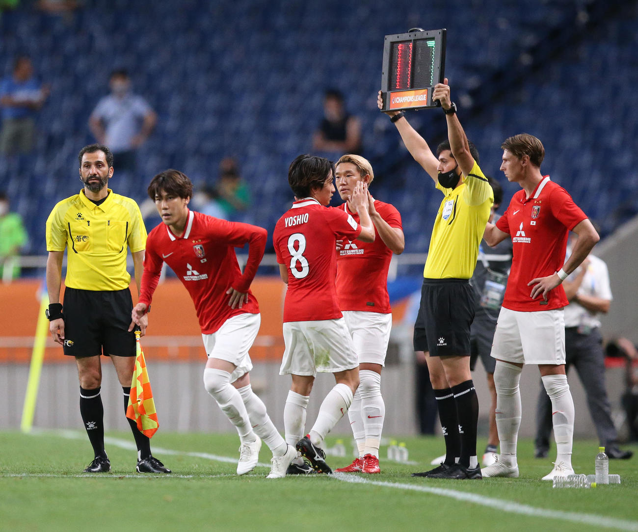 浦和対全北　後半、3枚替えする浦和（撮影・宮地輝）